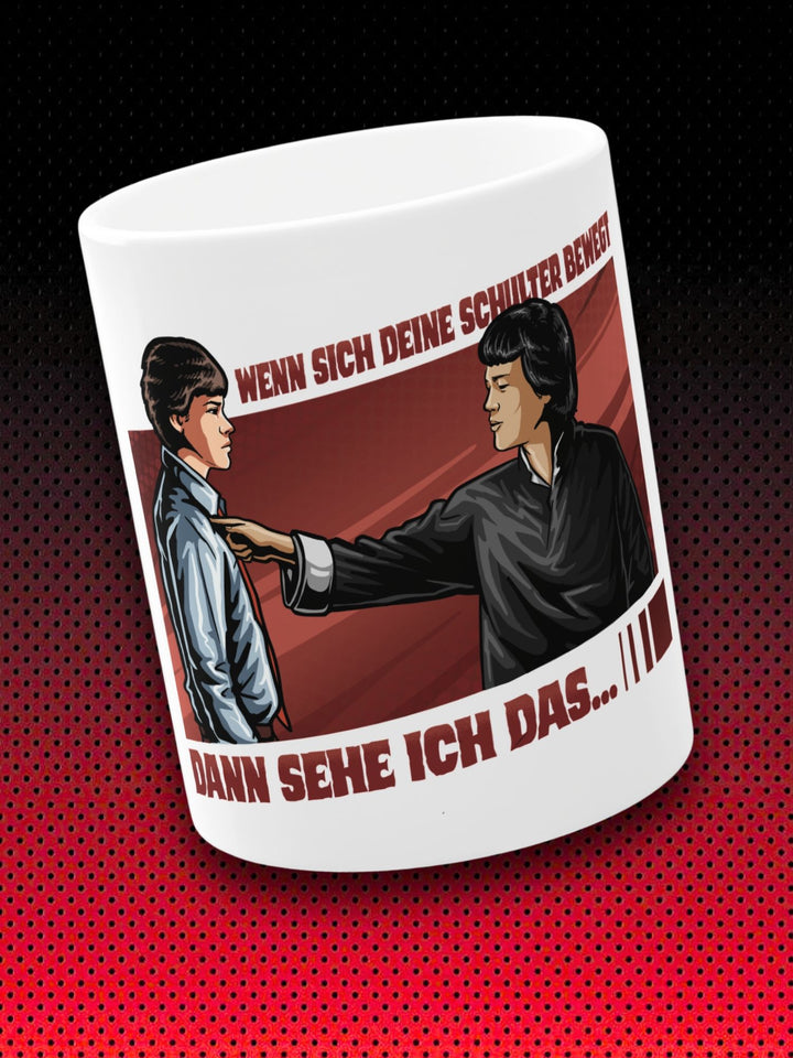 WENN SICH DEINE SCHULTER BEWEGT, DANN SEHE ICH DAS  | KURT MCKINNEY KARATE TIGER NO RETREAT NO SURRENDER JCVD | TASSE
