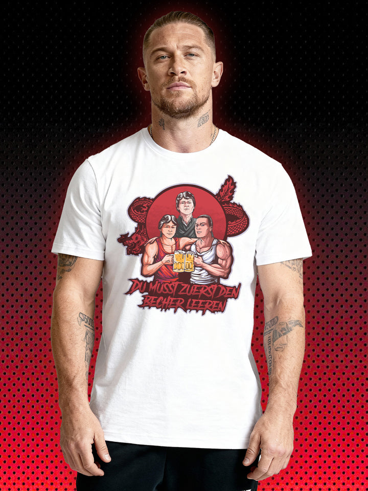 DU MUSST ZUERST DEN BECHER LEEREN | NO RETREAT NO SURRENDER KARATE TIGER JASON MCKINNEY JCVD | T-SHIRT