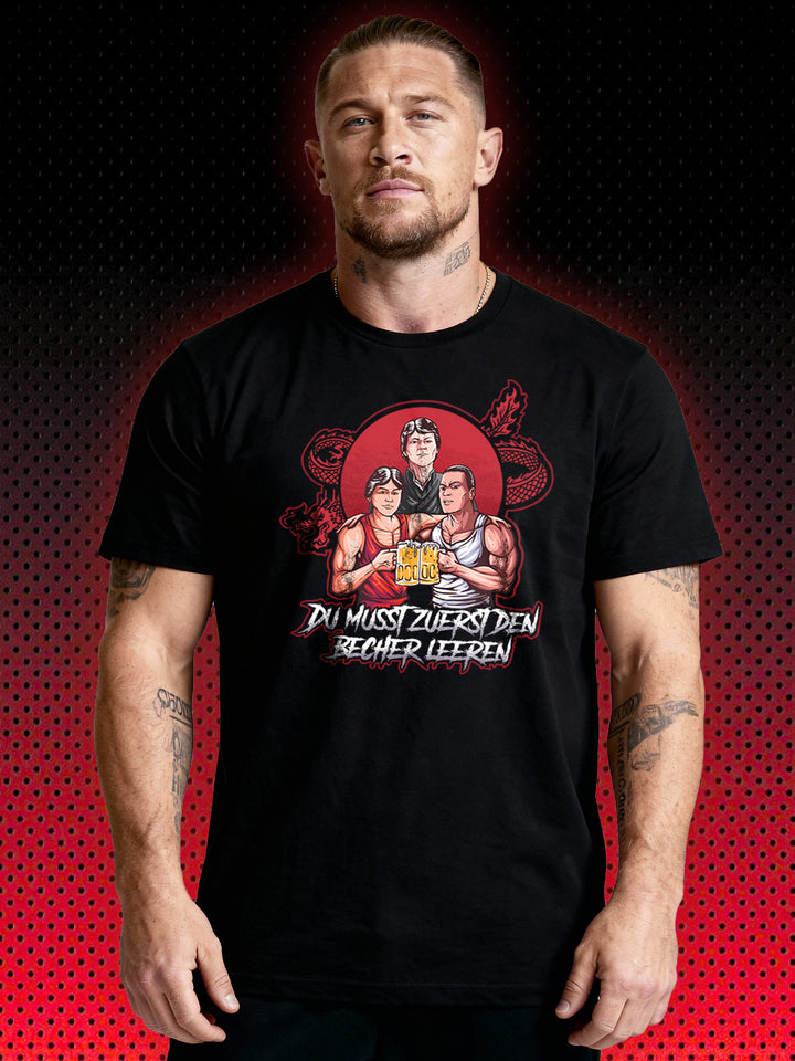 DU MUSST ZUERST DEN BECHER LEEREN | NO RETREAT NO SURRENDER KARATE TIGER JASON MCKINNEY JCVD | T-SHIRT